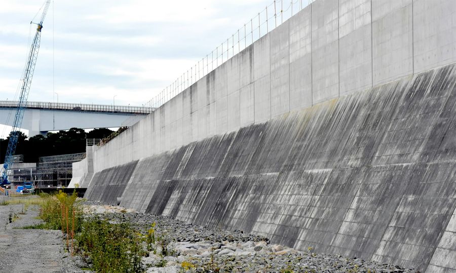 浦戸大橋に向かってそびえる堤防（高知市種崎）
