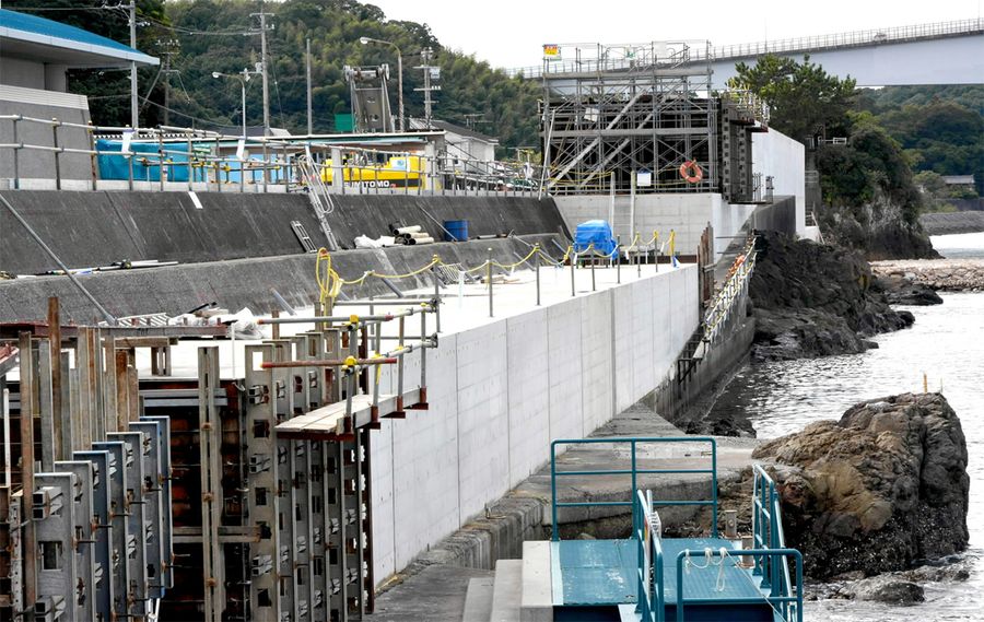 コンクリートを打つ作業が続く（高知市浦戸）