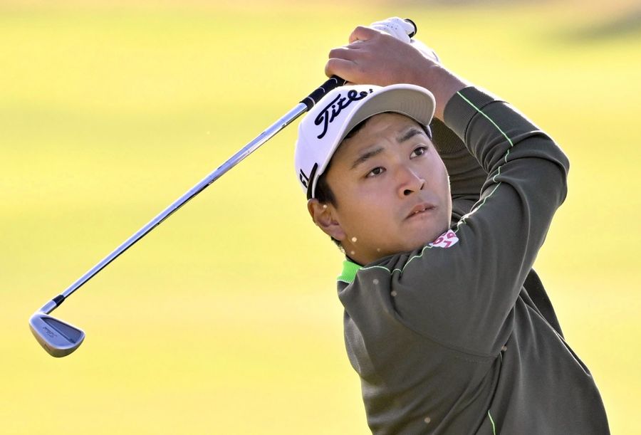 初日から連日の６５をマークし、通算１４アンダーで単独首位に立った鈴木晃祐（黒潮CC=新田祐也撮影）