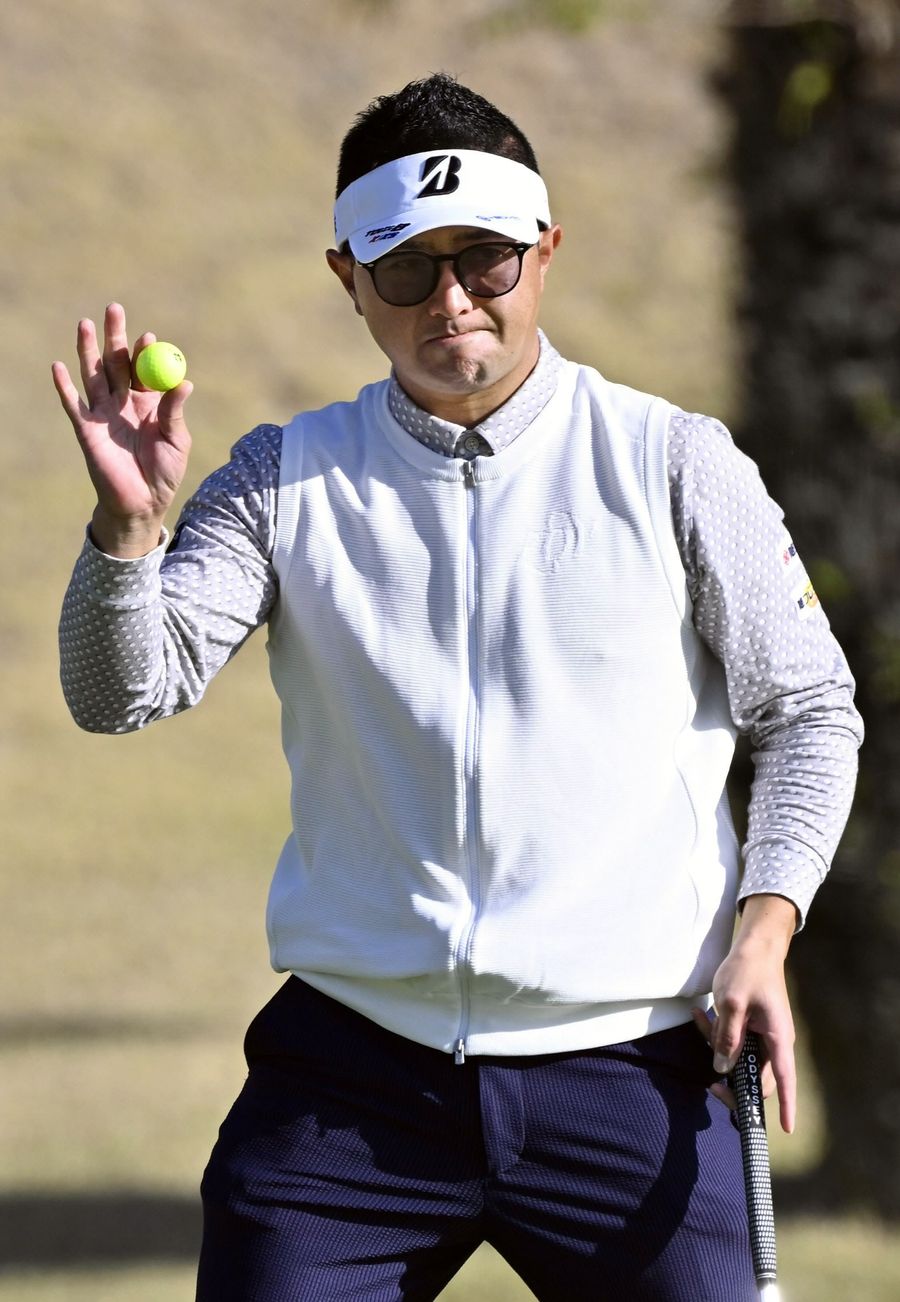 最終１８番でバーディーを決め、ギャラリーの拍手に応える片岡大育（黒潮CC=新田祐也撮影）