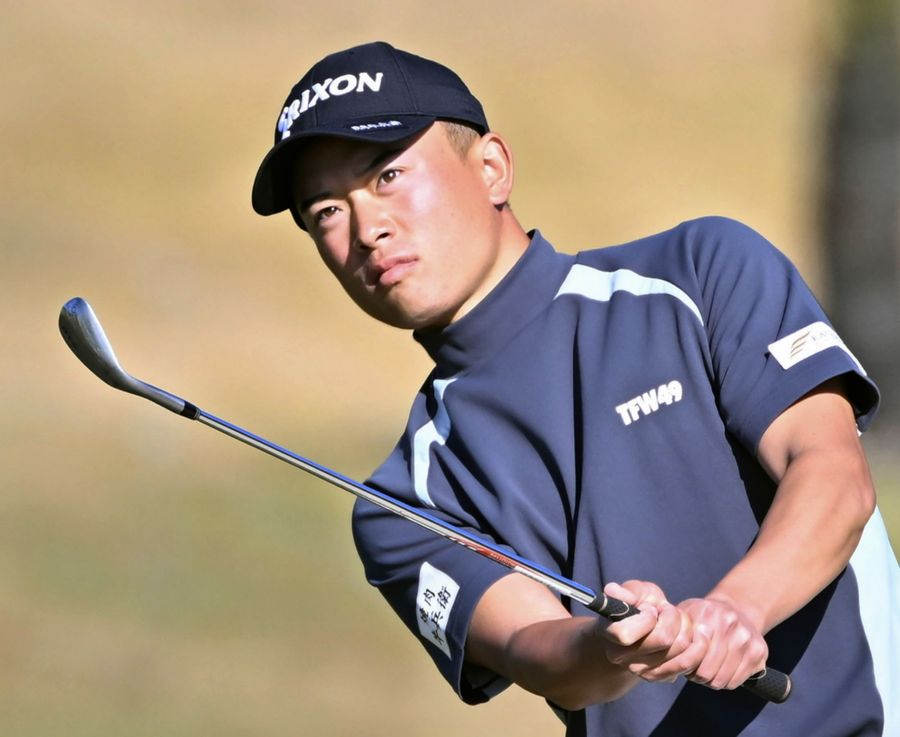 岡田晃平の１０番アプローチショット。２年連続の決勝進出はならなかった（黒潮CC=新田祐也撮影）