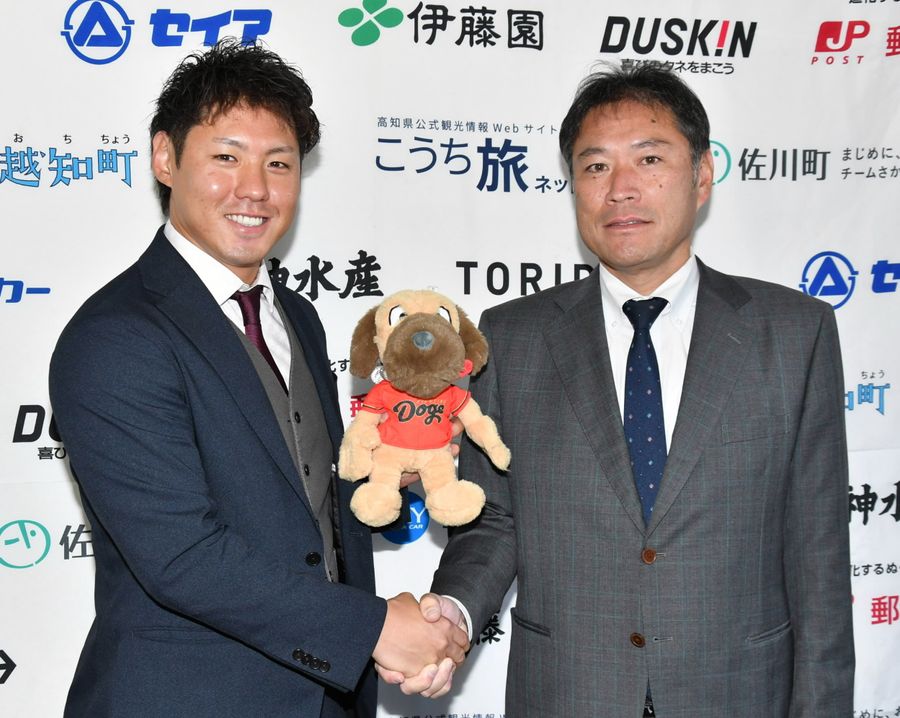 就任会見に挑んだ佐々木斗夢新監督＝左＝と武政重和社長（高知市大谷公園町のＦＤ球団事務所）