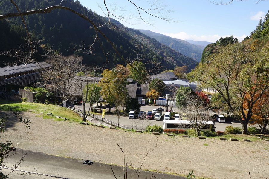 更地になって約4年がたつ「雲の上のホテル・レストラン」跡。町が将来を託す太郎川公園再生計画は停滞している(梼原町太郎川)
