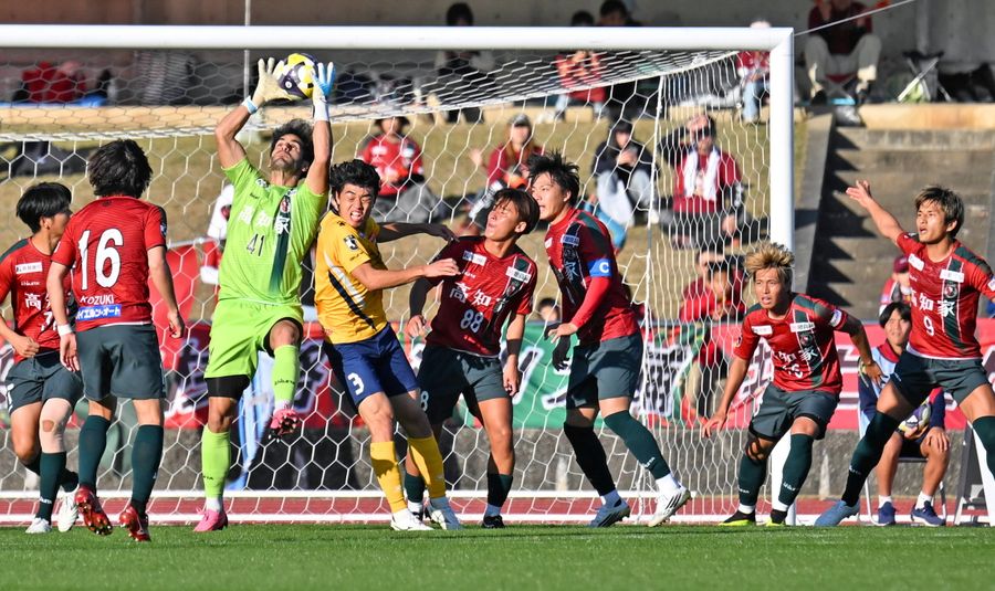 【高知―群馬】前半、ゴールを守る高知Ｕイレブン。組織された守備はリーグでも屈指に成長した（春野陸上競技場＝新田祐也撮影）