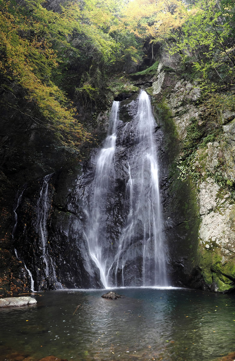 ハートに見えないこともない滝の向こう、深い山中の絶壁越え見に