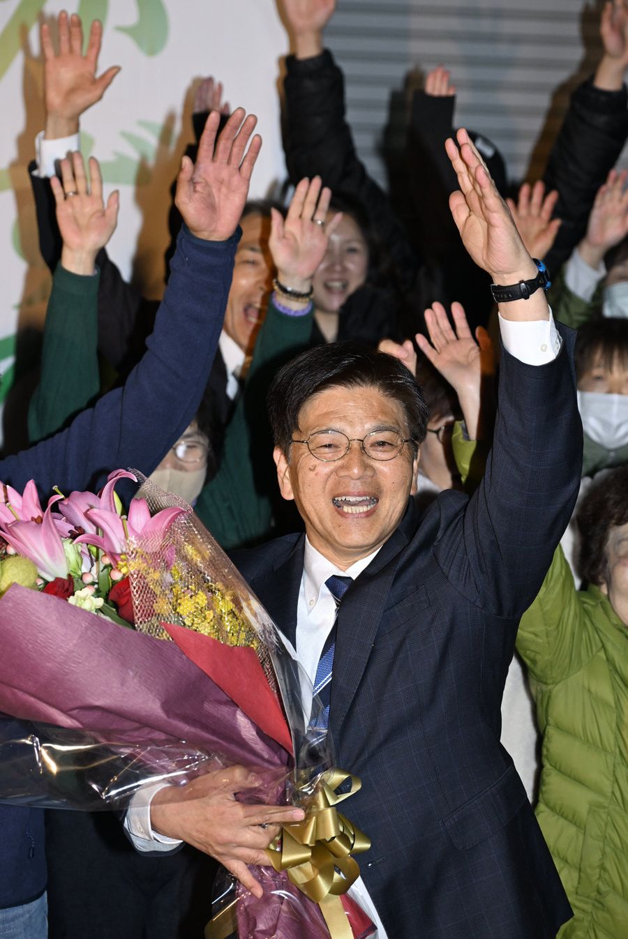 再選を果たして支持者らと万歳する沢田和広氏（本山町本山）