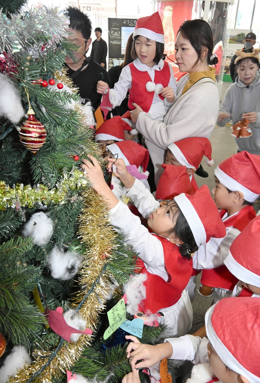 ツリーを飾り付ける園児たち（ＪＲ高知駅）