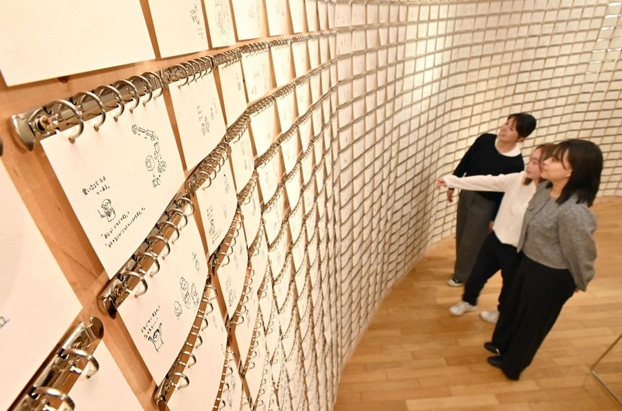 2500枚ものスケッチが並ぶ「ヨシタケシンスケ展かもしれない」の会場(写真はいずれも高知市の県立美術館=河本真澄撮影)