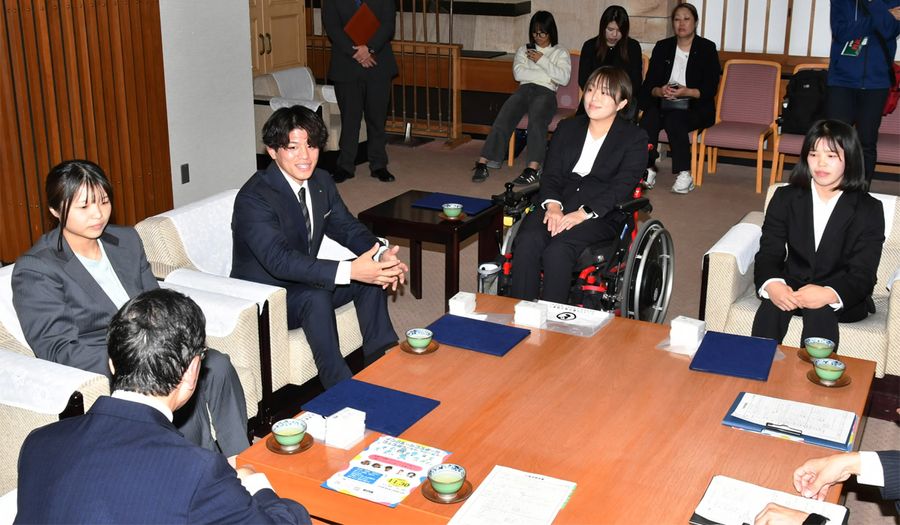 県スポーツ応援大使の委嘱を受けた(左から)桜井つぐみ選手、清岡幸大郎選手、鬼谷慶子選手、清岡もえ選手(県庁)