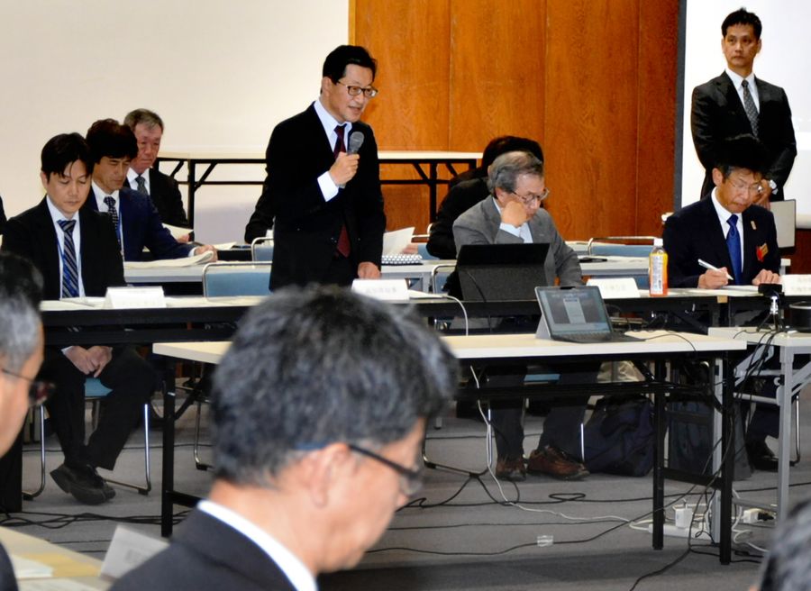 検討会で県一消防のスケジュール変更を説明する浜田省司知事(11月14日、高知市丸ノ内2丁目の高知城ホール)