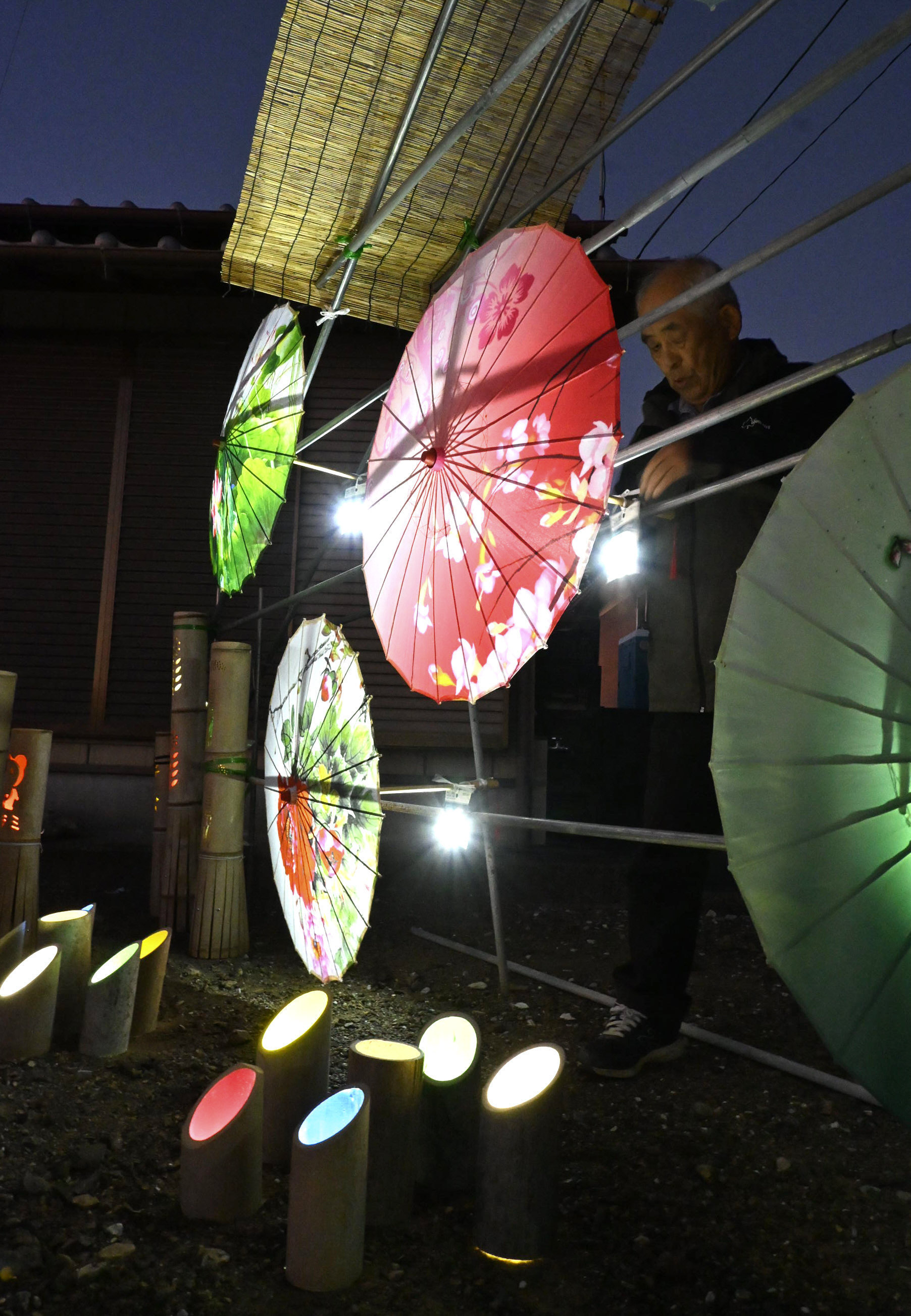 幻想的に竹灯籠と和傘 12／6、7に高知県南国市国分で竹灯り