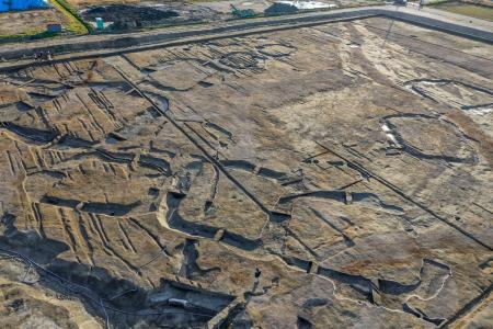 奈良最大の方形周溝墓群 弥生の400年、135基 | 高知新聞