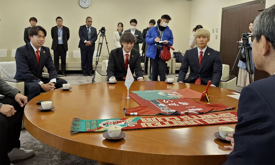 サッカーＪ３元年の戦いを桑名龍吾市長に報告する高知Ｕの（左から）小林大智主将、佐々木敦河選手、松本光平選手（高知市役所）