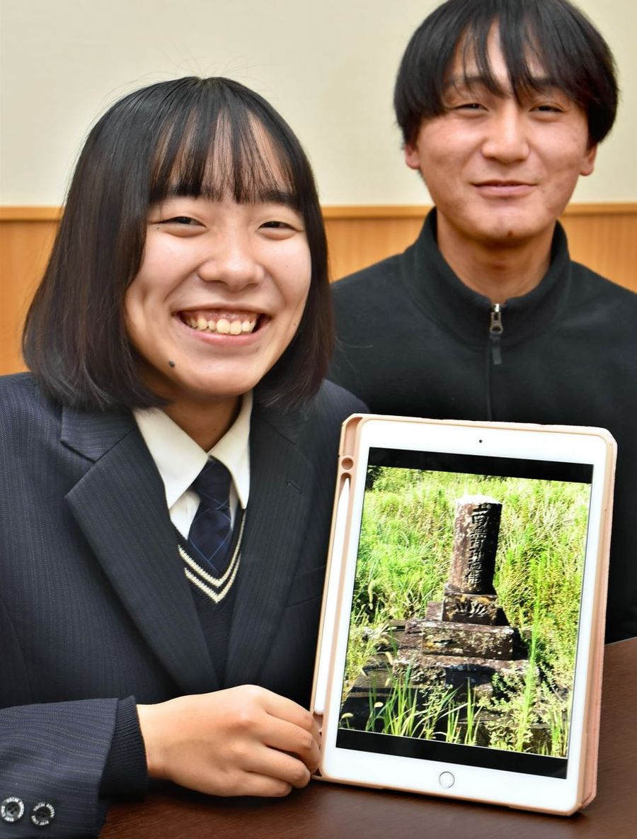 地歴甲子園で優秀賞に輝いた沢田千代子さん。協力してくれた水津竜也教諭と受賞を喜んだ（高知市鴨部２丁目の高知国際高）