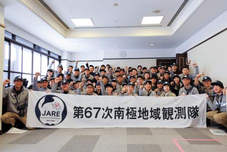 第67次南極地域観測隊が出国 オーストラリアで「しらせ」乗船 | 高知新聞