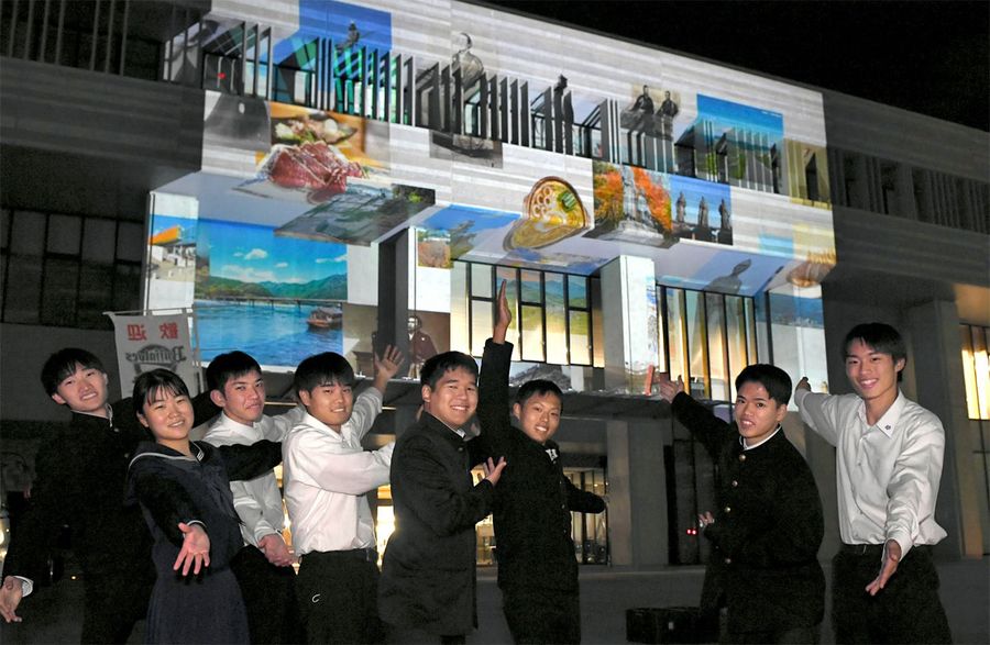 高知市役所本庁舎にプロジェクションマッピングを行う高知商業高生