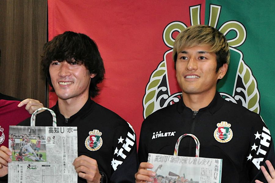 笑顔で記念撮影する上月=左=と新谷