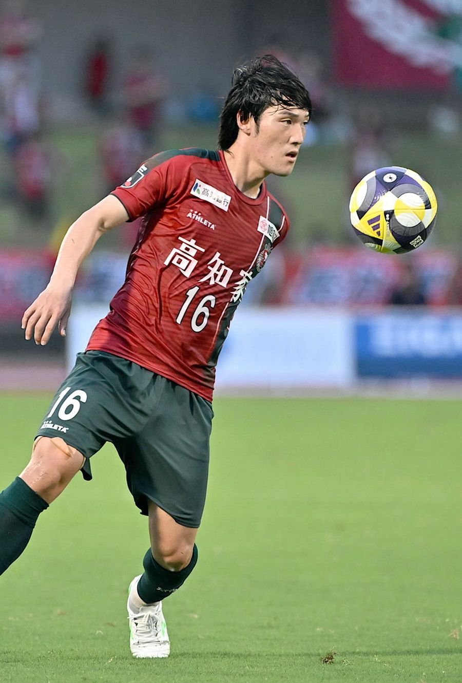 7月のツエーゲン金沢戦でも攻守に走りまくった上月(春野陸上競技場)