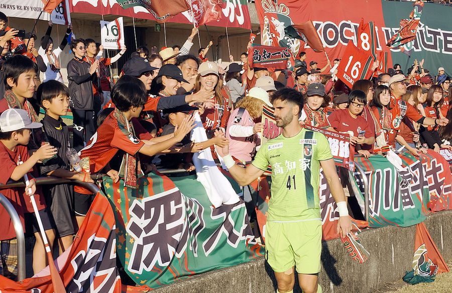 ファンと残留の喜びを分かち合うアルナウ(11月15日、春野陸上競技場)