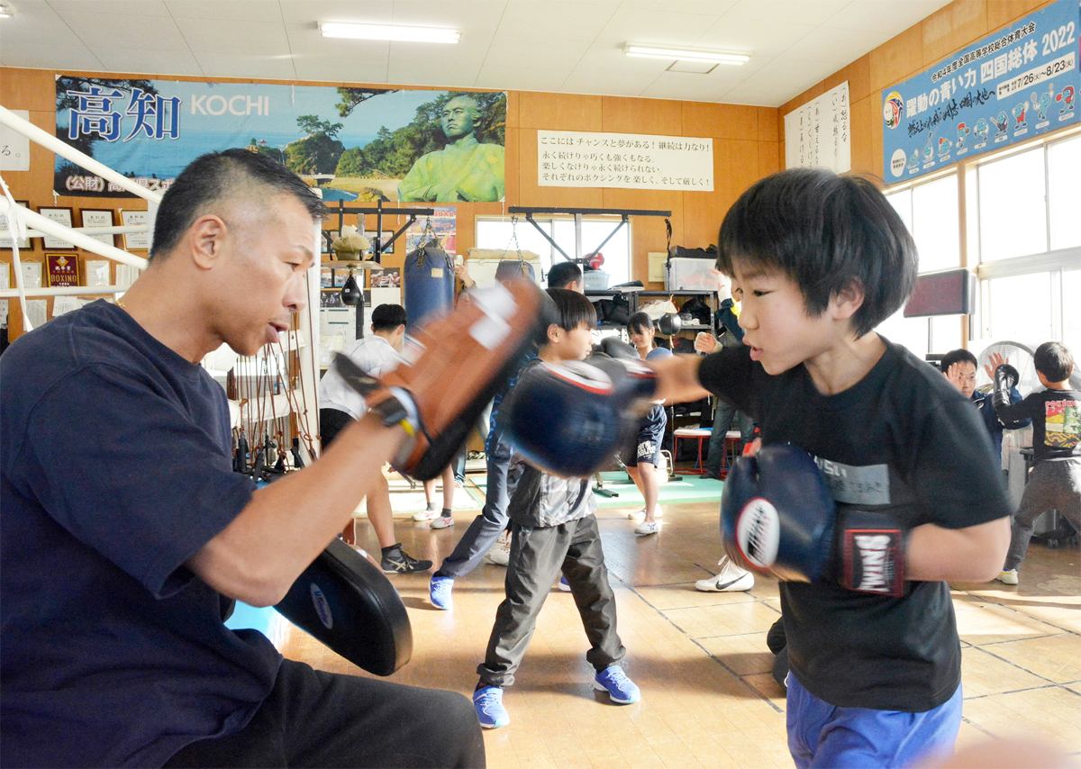 元世界王者・内山高志さんがボクシング教室 小中生に伝授したパンチは