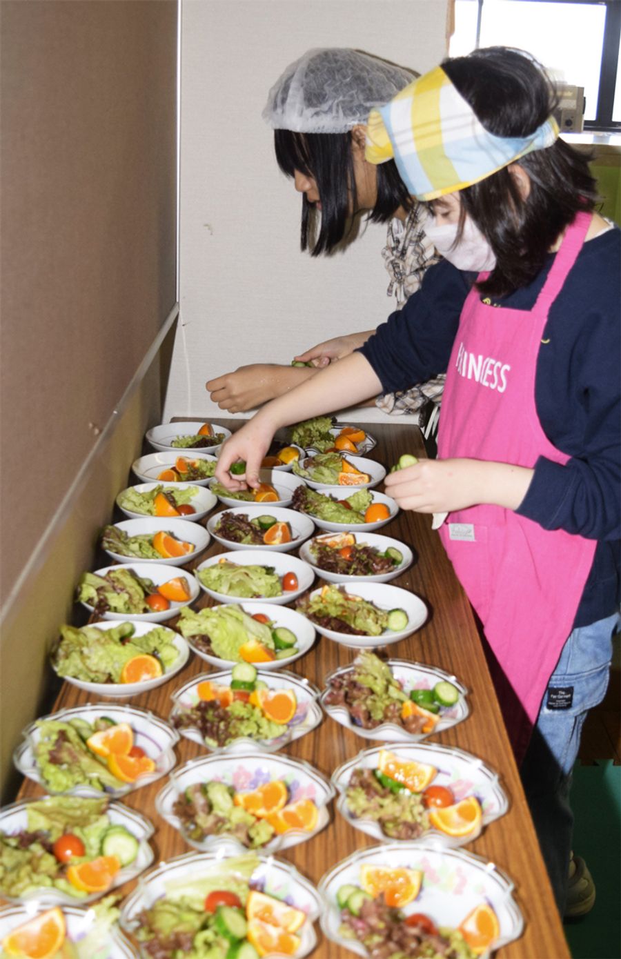 「カレーが茶色いきサラダの彩りが大事」。20皿分を用意する