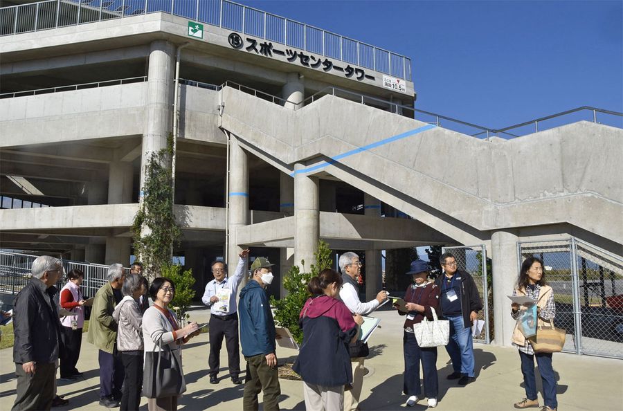 スポーツセンタータワーでガイドを受ける「防災コース」養成講座の参加者ら（写真はいずれも南国市前浜）