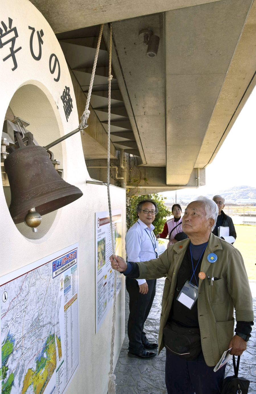 宮城県岩沼市の千年希望の丘にある「鎮魂の鐘」を模した「学びの鐘」をつく参加者