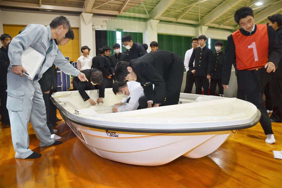 避難用のボートを組み立てる高知工業高校の生徒ら（高知市の同校）