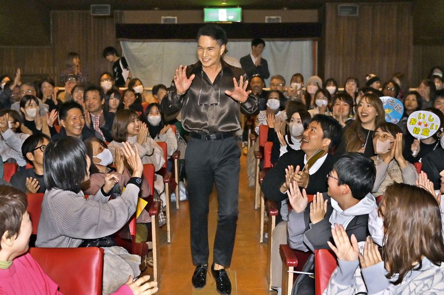 舞台あいさつに登場した主演の市原隼人（高知市のあたご劇場）