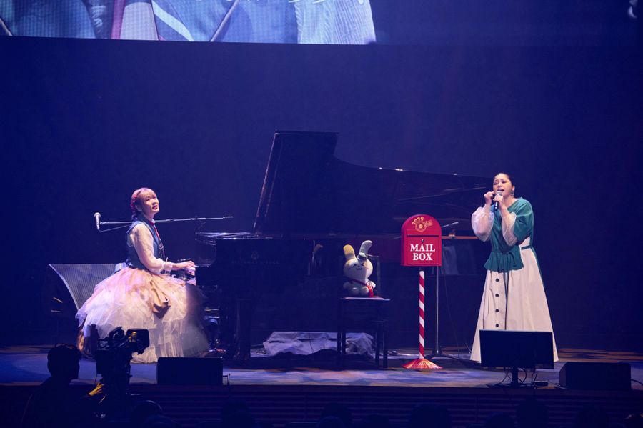 サプライズ出演した夏川りみ(右)とハラミちゃん=12月7日、東京都千代田区