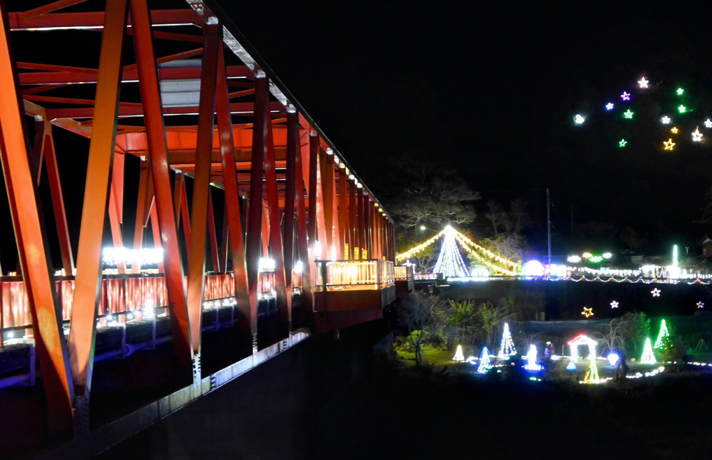 闇に輝く「山の赤鉄橋」 手作りイルミネーション12／13は餅投げや