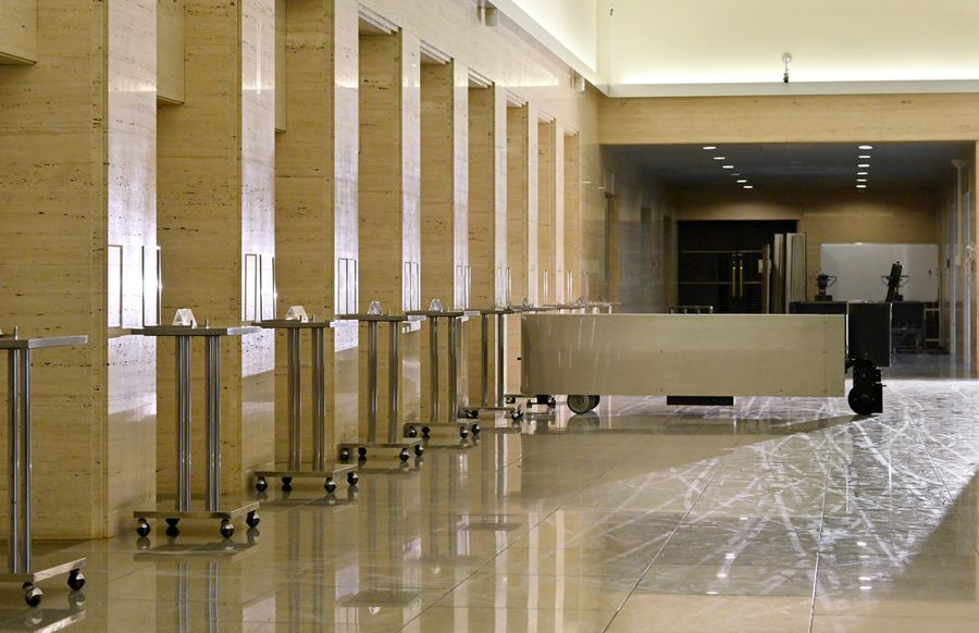 その日の火葬を終えた炉前ホール。床に、ひつぎを運んだレール跡が何重にも残る（高知市幸崎の市斎場＝新田祐也撮影）