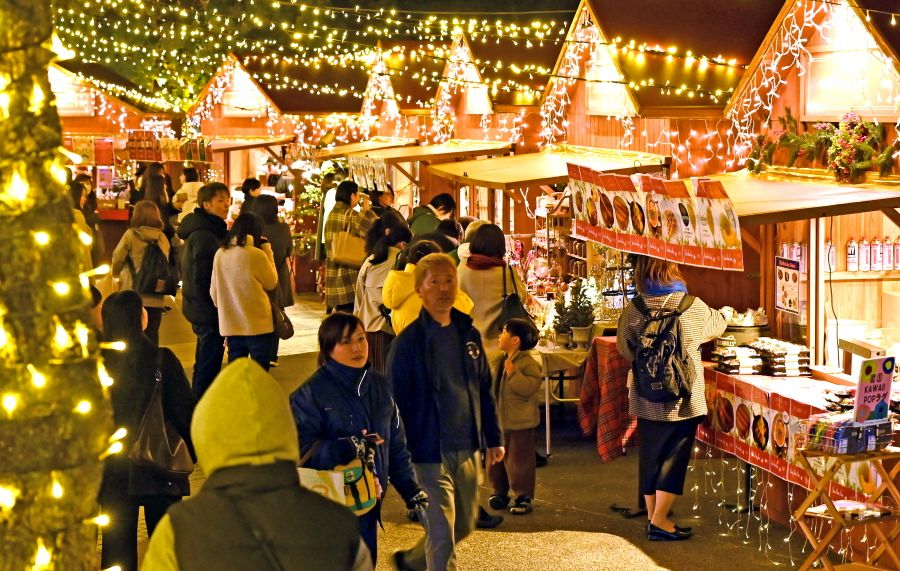 イルミネーションの傘の下、山小屋風の店々をめぐる来場者(写真はいずれも高知市帯屋町1丁目=新田祐也撮影)