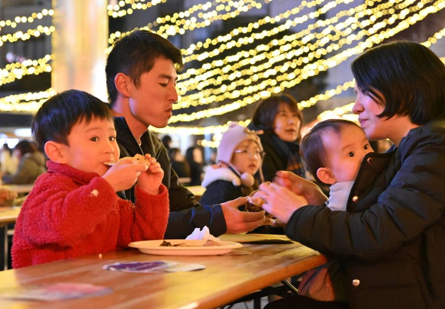 県産食材を使ったクリスマスグルメを味わう家族連れ