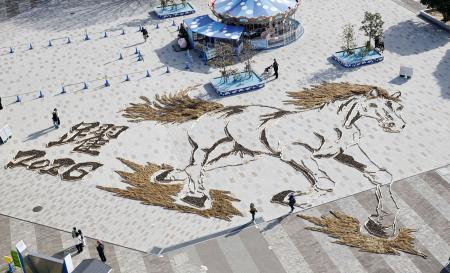 駆け抜ける馬の地上絵、茨城 観覧車から眺望 | 高知新聞
