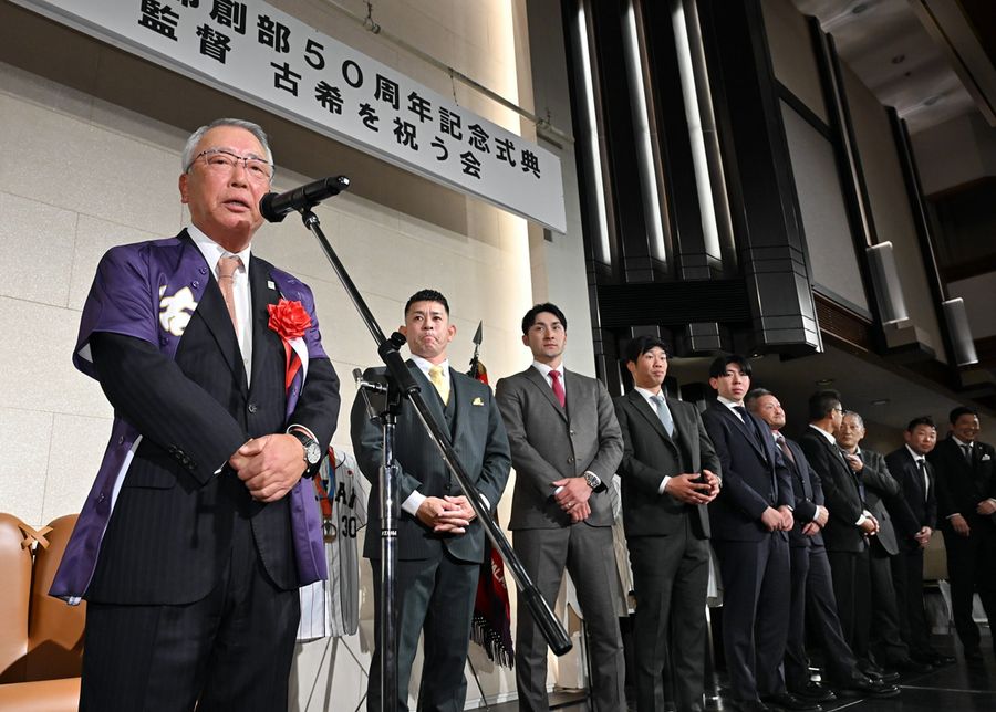 明徳義塾高野球部創部５０周年を祝う記念式典。あいさつする馬淵史郎監督＝左端＝と、卒業生の現役・元プロ野球選手ら（高知市の城西館＝森本敦士撮影）