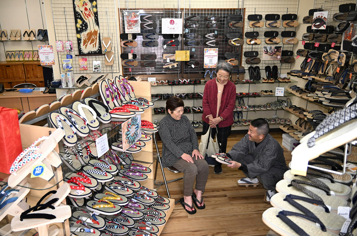 草履、げた 令和に勝負 老舗履物店「お客さんの健康守る」―ちいきのお