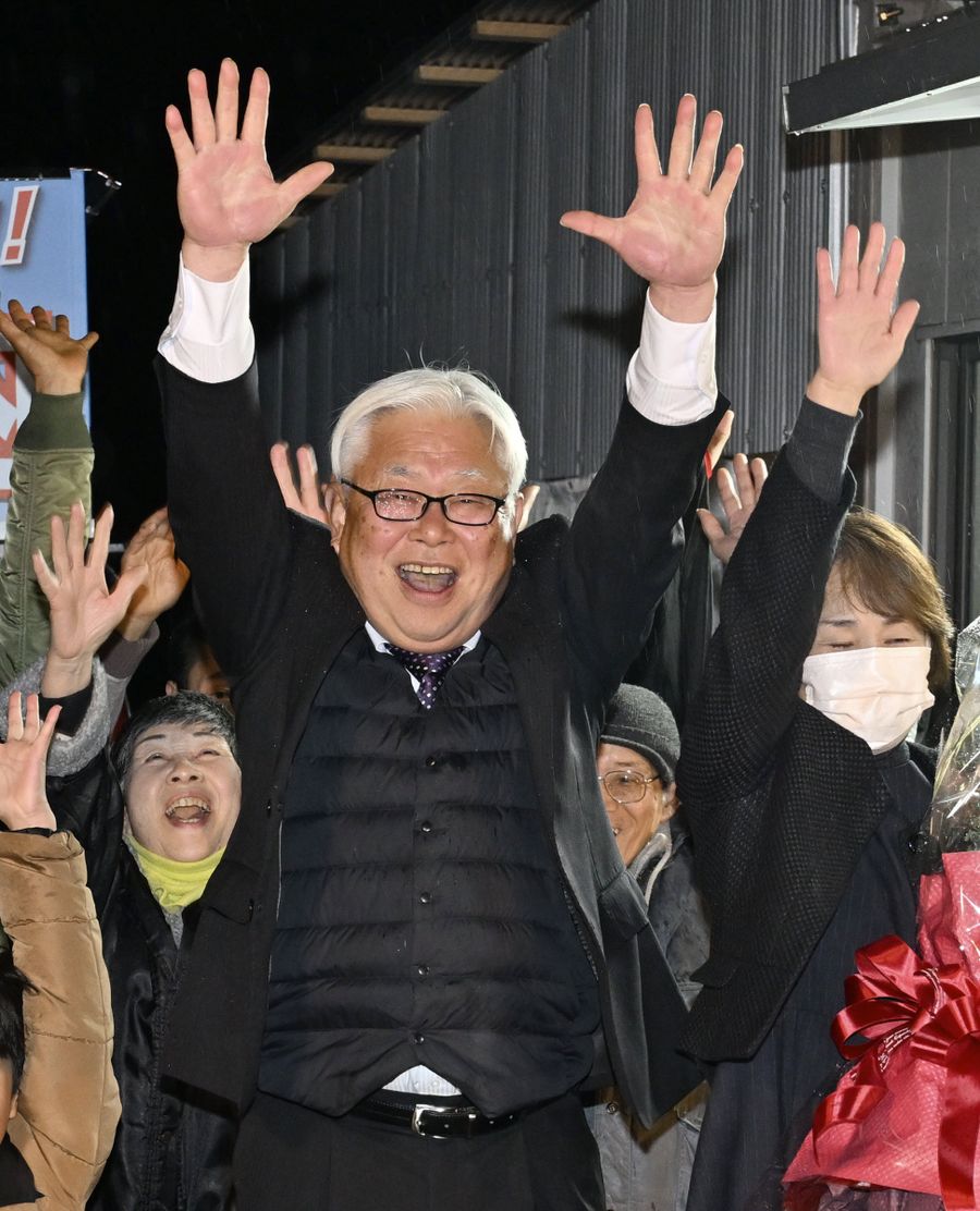 初当選を果たし、支持者らと万歳する武内則男氏(三原村柚ノ木)