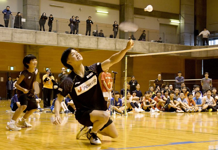 小学生の高知県代表選手と組んでダブルスを戦う渡邊勇大選手(写真はいずれも高知市大原町)
