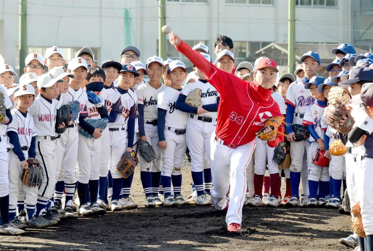 ボールが何個も見えた」 社会人野球の強豪・日本生命の選手が少年たち