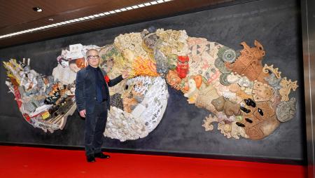 銀座駅に大友克洋さん作品を設置 陶板製大型レリーフ、除幕式開催