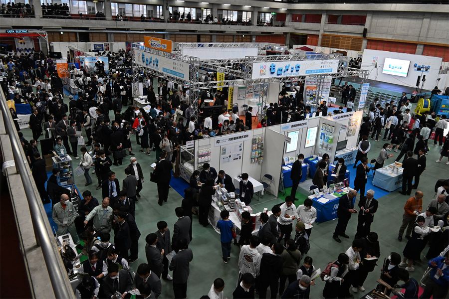 学生や企業関係者でにぎわった「ものメッセ」。県内製造業の採用や販路拡大に重要な場となっている（高知市布師田の高知ぢばさんセンター）