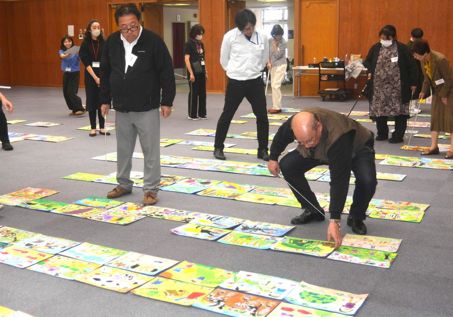 たくさんの力作が寄せられ、時間をかけて進められた図画部門の審査風景(11月、高知市丸ノ内2丁目の高知城ホール)