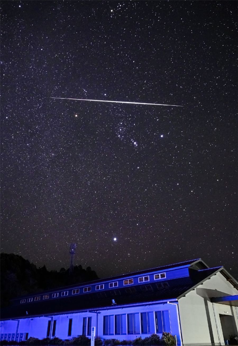 オリオン座＝中央＝を貫いて流れる火球（１２月１４日午後９時４０分ごろ、三原村宮ノ川の村中央公民館）