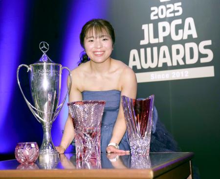 佐久間朱莉が個人3冠に輝く 日本女子プロゴルフ表彰式 | 高知新聞