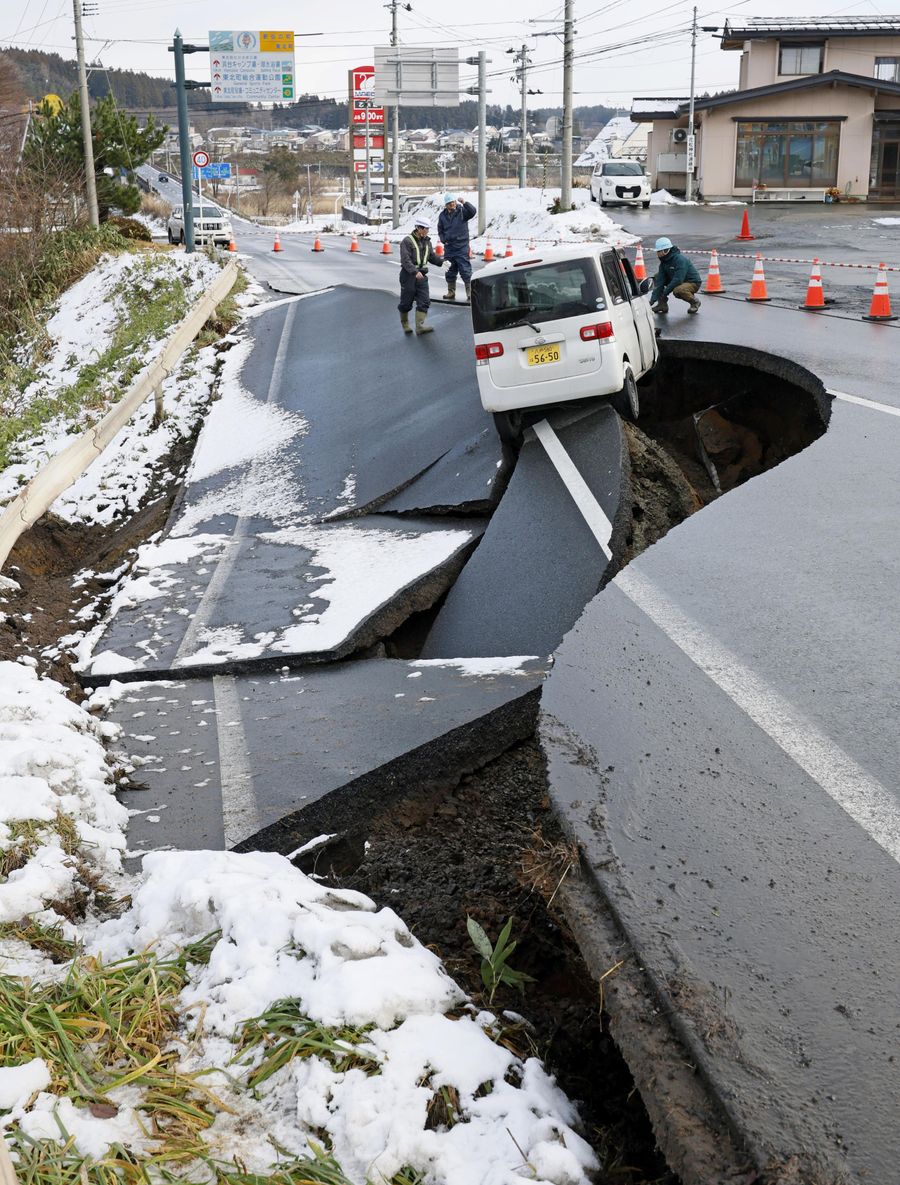 強い地震があった青森県東北町では地面がわれて、道路の一部がこわれてくずれ落ちた。「北海道・三陸沖後発地震注意情報」が初めて発表された＝１２月９日