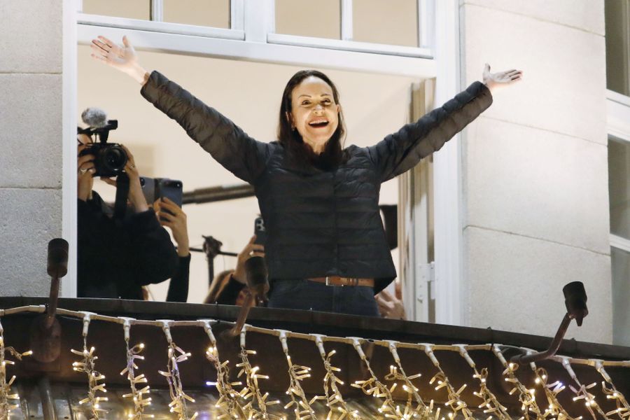 12月10日にノーベル平和賞の授賞式が開かれたノルウェーの首都オスロに到着したベネズエラのマリア・コリナ・マチャド氏(12月11日=共同)