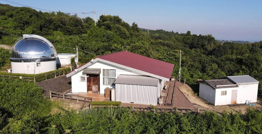 県立芸西天文学習館の観測ドームと研修施設。右端は関勉さんの私設観測所（芸西村和食甲＝県文教協会提供）