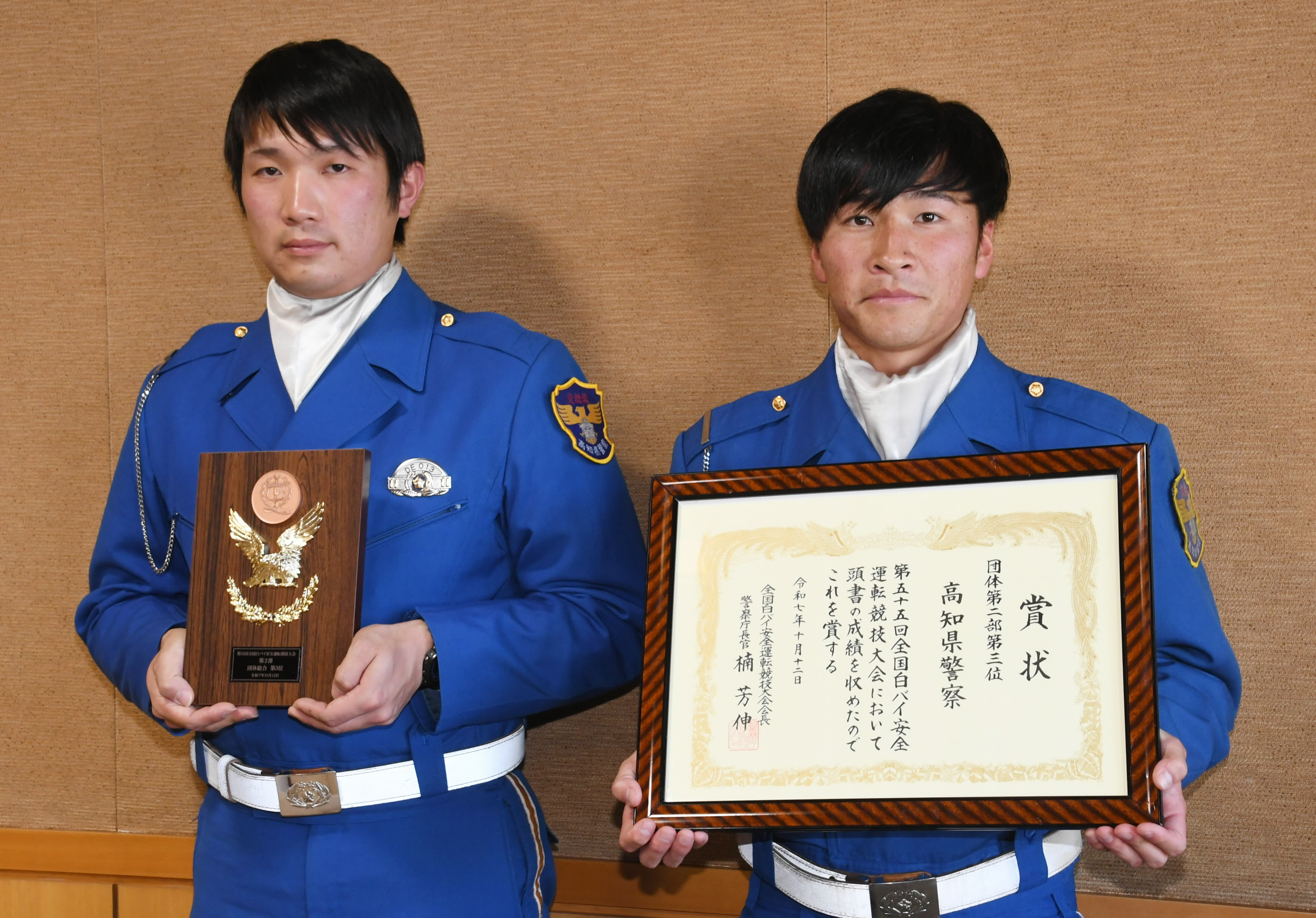 警察警備部長賞 県警白バイ全国3位 2巡査長出場 「来年、優勝旗取り戻す」 | 高知新聞