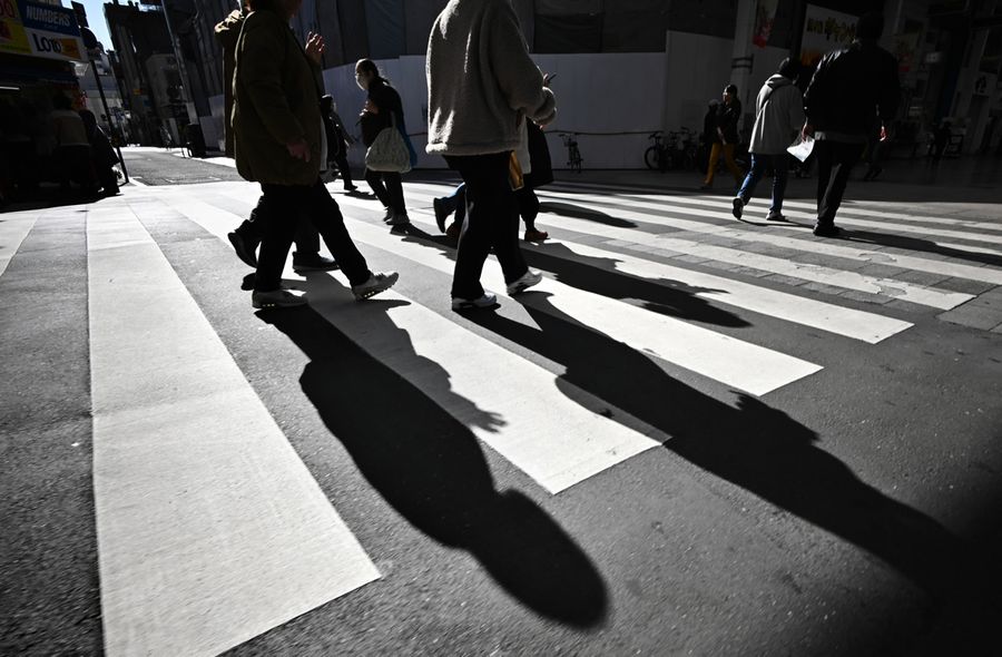 師走の街を行き交う人々。時代とともに死や葬儀への目線も移ろう（高知市内＝新田祐也撮影）